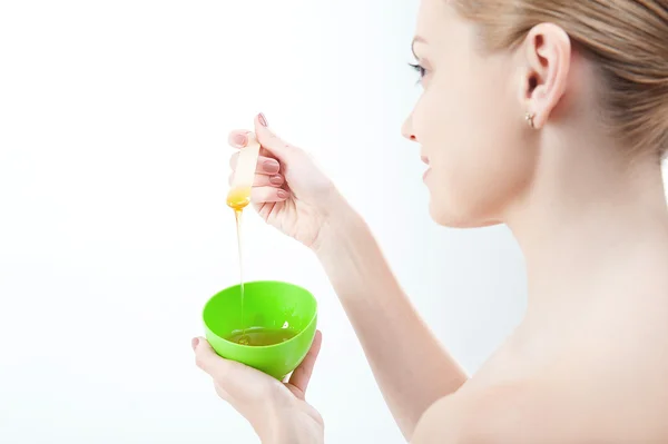 Kobieta przygotowania domowych twarzy maska miód — Zdjęcie stockowe