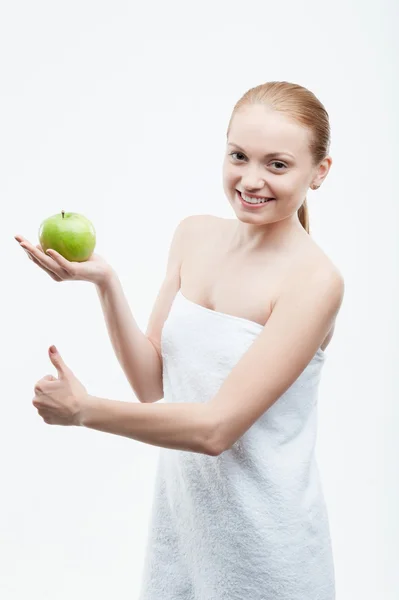 Porträtt av ung attraktiv kvinna med ett grönt äpple — Stockfoto