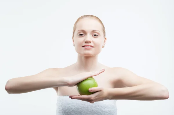 Retrato de jovem mulher atraente segurando uma maçã verde — Fotografia de Stock