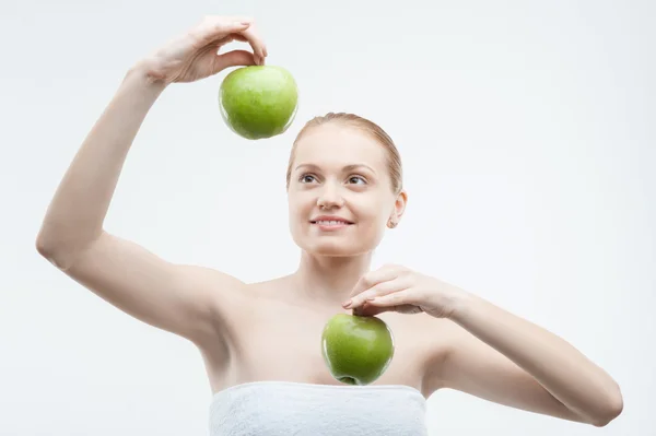 Retrato de una joven atractiva sosteniendo dos manzanas verdes — Foto de Stock