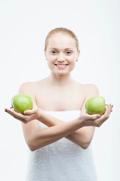 İki yeşil elma tutan çekici genç bir kadın portresi — Stok fotoğraf