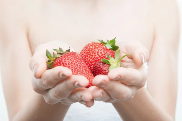 Porträtt av ung attraktiv kvinna i handduk med jordgubbe — Stockfoto