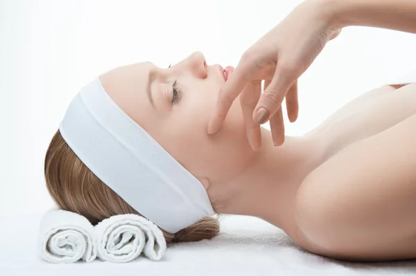 Young beautiful woman in spa relaxing on massage table — Stock Photo, Image