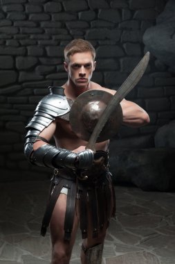 Gladyatör kalkanı ve kılıcı ile