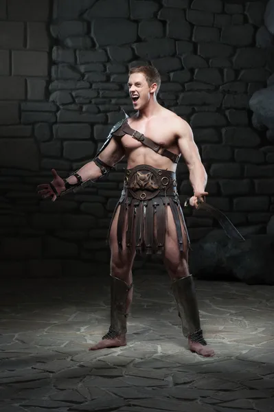 Gladiator mit Schwert posiert — Stockfoto