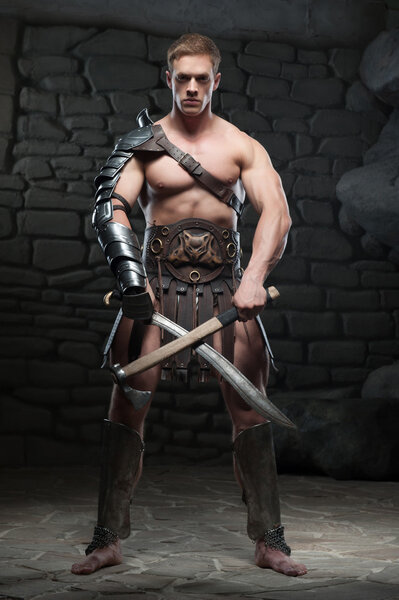 Гладиатор с двумя мечами
