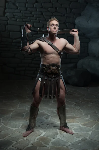 Gladiador com espada posando — Fotografia de Stock