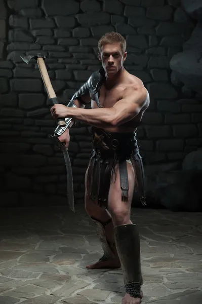 Gladiador com espada e machado — Fotografia de Stock