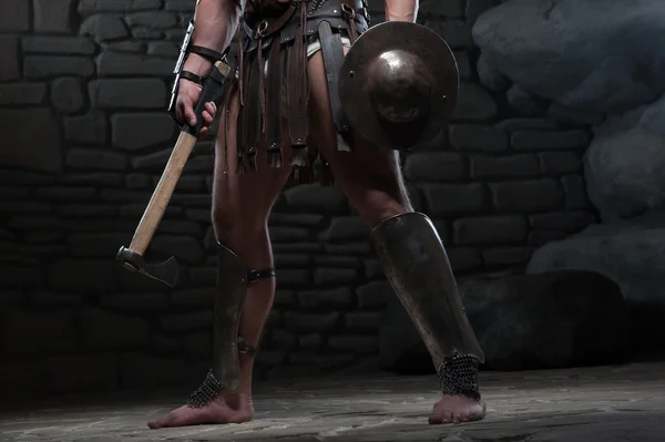Gladiador com escudo e machado — Fotografia de Stock