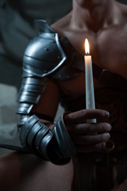Antik tapınak c tutarak basamaklarında oturan zırh Gladiator