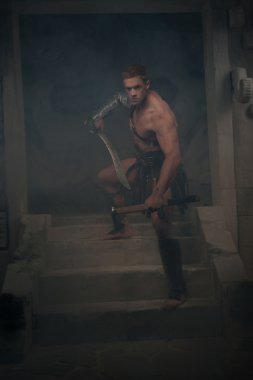 swo ile antik tapınak adımlar üzerinde zırh daimi gladyatör