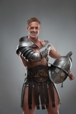 kask gri arka plan üzerinde poz zırh Gladiator