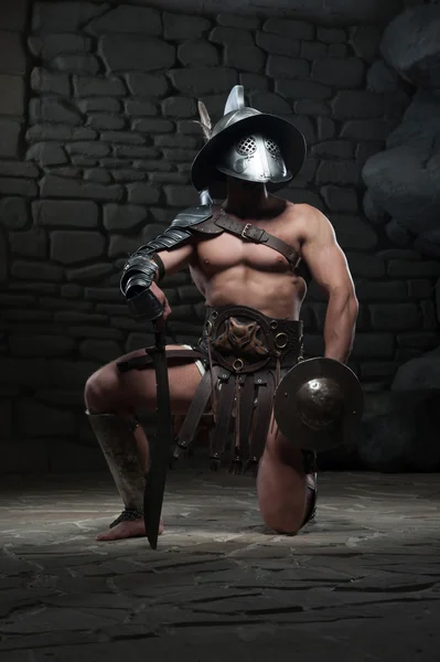Gladiator i hjälmen och pansar hålla svärd — Stockfoto