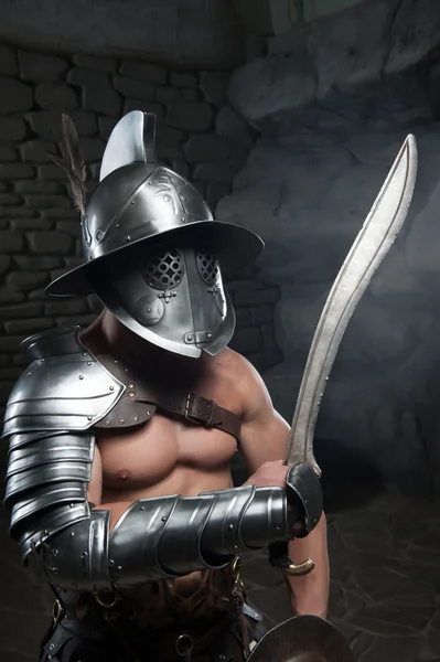Gladiator i hjälmen och pansar hålla svärd — Stockfoto