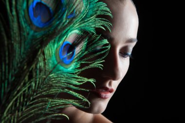 güzel esmer genç bayan peacock tarzı makyaj ve pe