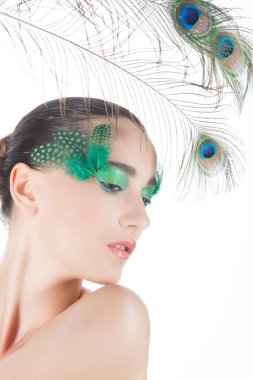 güzel esmer genç bayan peacock tarzı makyaj ve pe