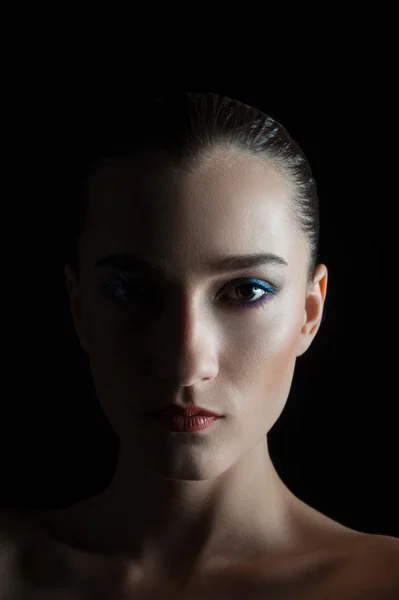 Beautiful brunette young woman over black background — Stock Photo, Image