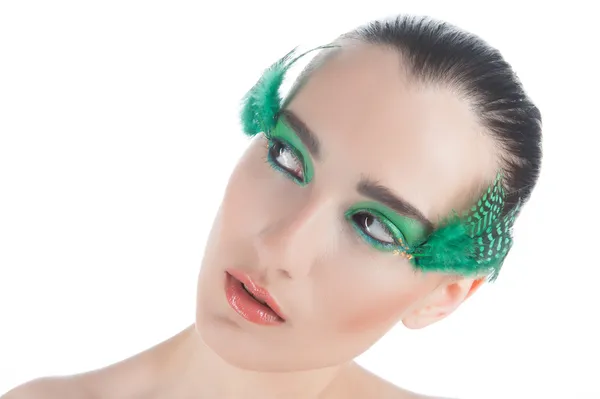 Mooie brunette jonge vrouw met peacock stijl make-up — Stockfoto