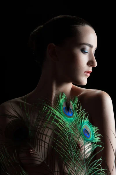 Beautiful brunette young woman with peacock style make-up and pe — Stock Photo, Image