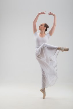 genç ve güzel bale dansçısı izole poz