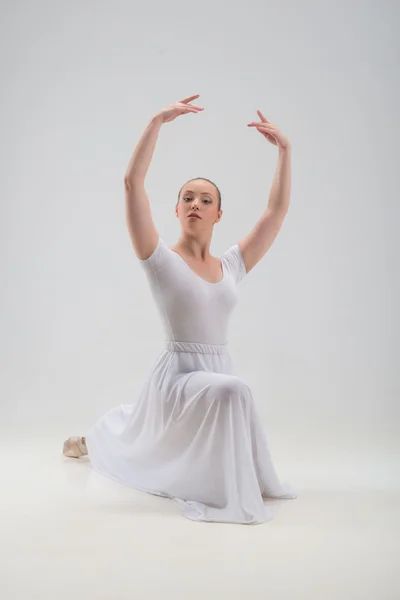 Joven y hermosa bailarina de ballet posando aislada —  Fotos de Stock