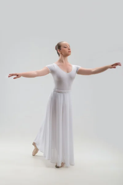 Молодая и красивая артистка балета позирует изолированно — стоковое фото