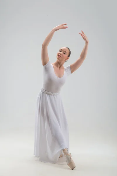 Młoda i piękna baletnica na białym tle pozowanie — Zdjęcie stockowe