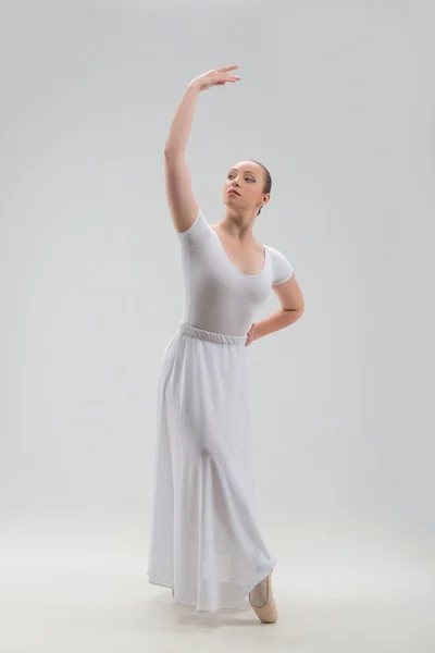 Junge und schöne Balletttänzerin posiert isoliert — Stockfoto