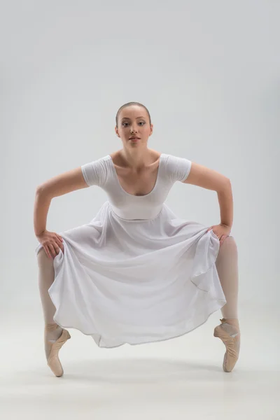 年轻、 漂亮的芭蕾舞演员假扮孤立 — 图库照片