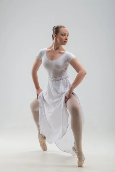 Jovem e bela bailarina posando isolada — Fotografia de Stock