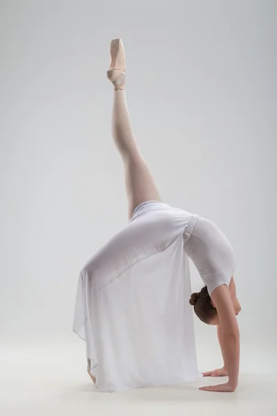 孤立したポーズ若くて美しいバレエ ダンサー — ストック写真