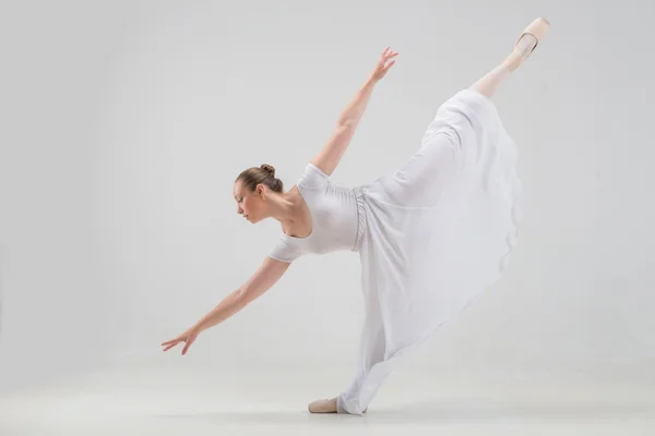 Junge und schöne Balletttänzerin posiert isoliert — Stockfoto