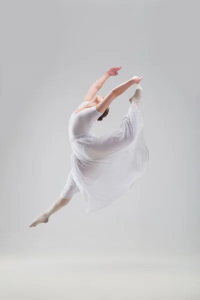 Mladá a krásná baletkou pózuje izolované — Stock fotografie