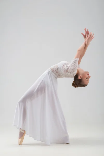 Joven y hermosa bailarina de ballet posando aislada —  Fotos de Stock