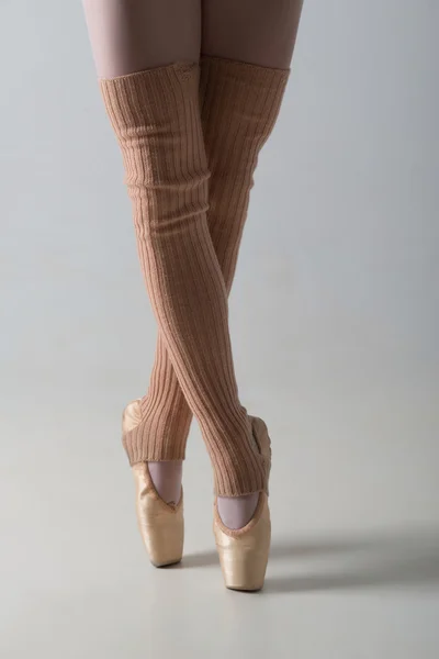 Крупный план танцующих в пуантах балетных туфель — стоковое фото
