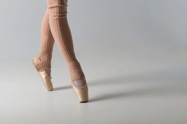 Крупный план танцующих в пуантах балетных туфель — стоковое фото