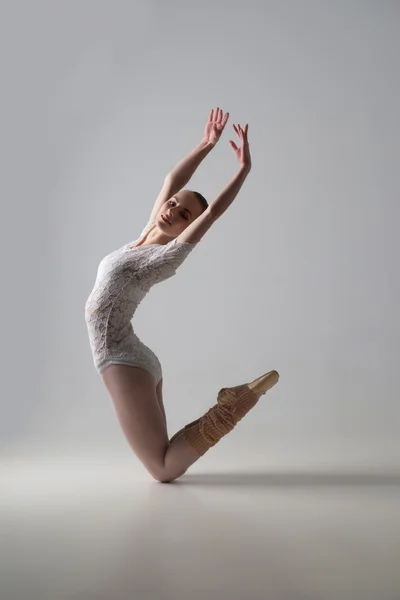 Anmutige Balletttänzerin — Stockfoto