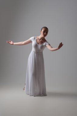 genç ve güzel bale dansçısı izole poz