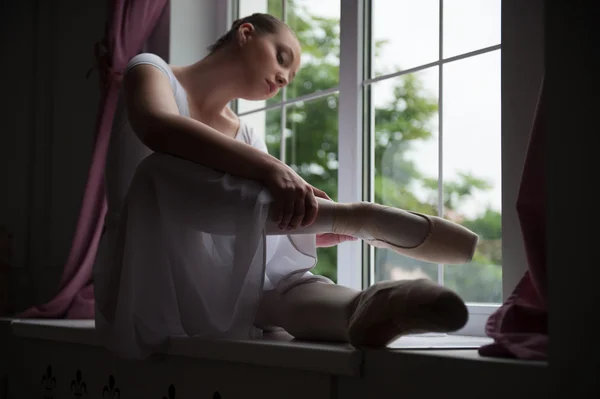 Ballerina sitzt auf Fensterbank — Stockfoto