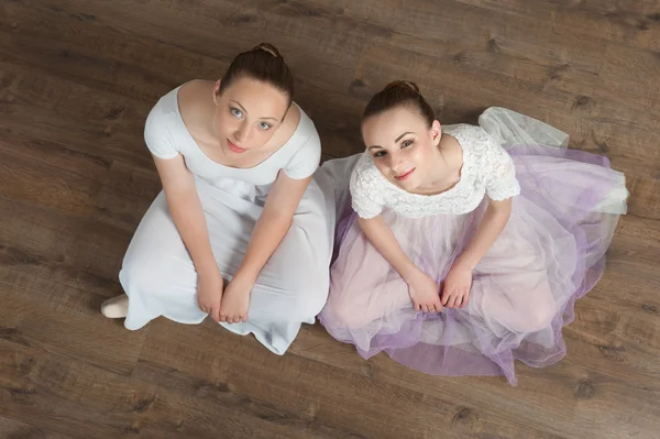 Zwei schöne Balletttänzerinnen posieren — Stockfoto