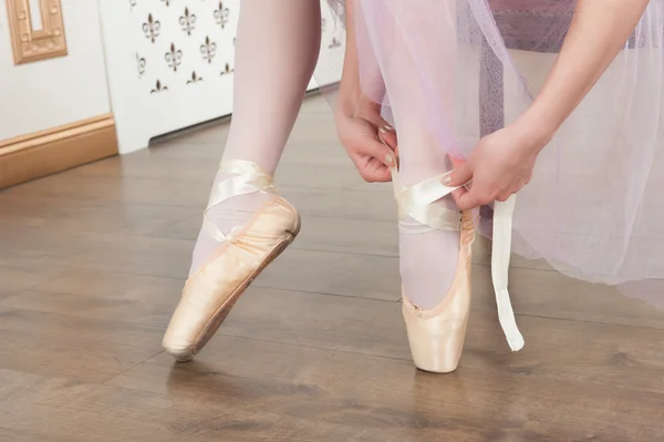 Two young beautiful ballet dancers sitting on sofa in classical — Stock Photo, Image