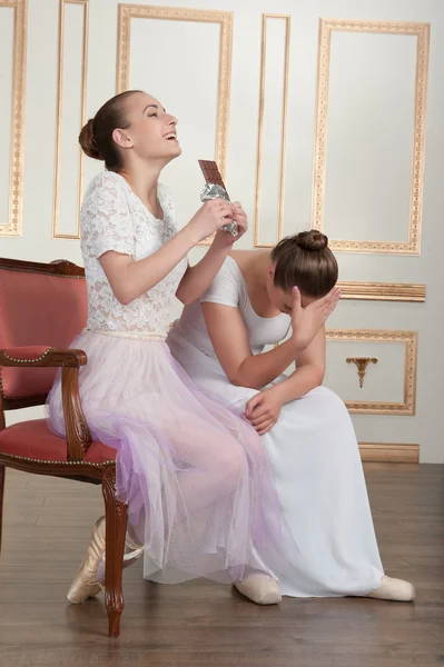 Balettdansare poserar med choklad — Stockfoto