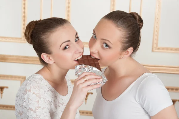 Balletdansers poseren met chocolade — Stockfoto