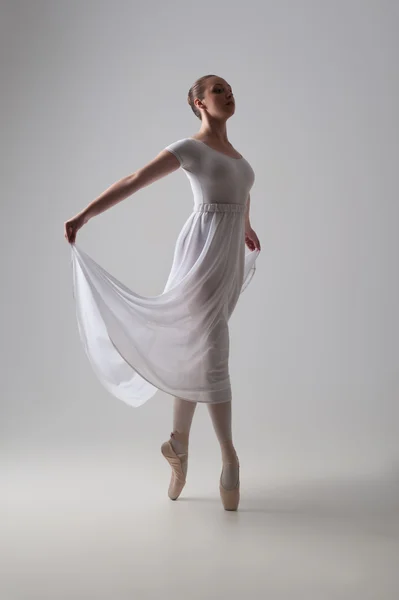 Jeune et belle danseuse de ballet posant isolée — Photo