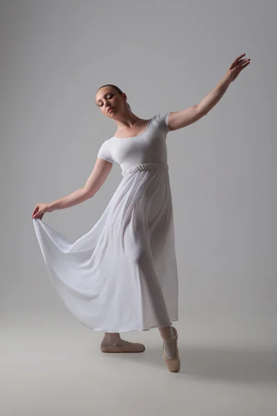 孤立したポーズ若くて美しいバレエ ダンサー — ストック写真