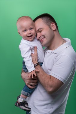 Onun bebek çocuk kucaklayan mutlu gülümseyen baba