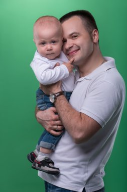 Onun bebek çocuk kucaklayan mutlu gülümseyen baba