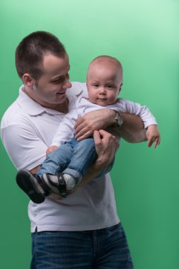 Onun bebek çocuk kucaklayan mutlu gülümseyen baba