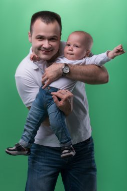Onun bebek çocuk kucaklayan mutlu gülümseyen baba