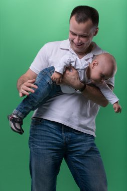 Onun bebek çocuk kucaklayan mutlu gülümseyen baba